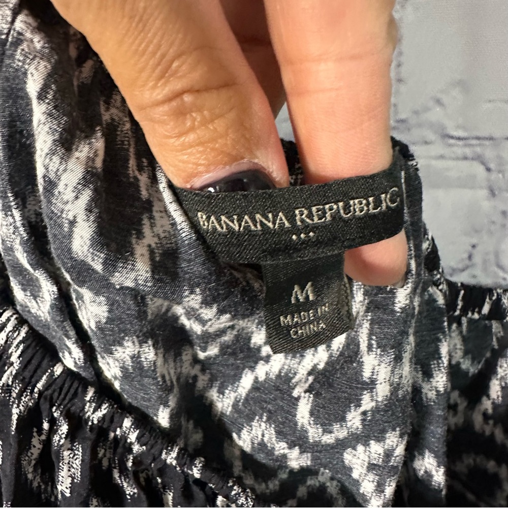 Banana Republic Black and White Geometric Blouse - Picture 2 of 3